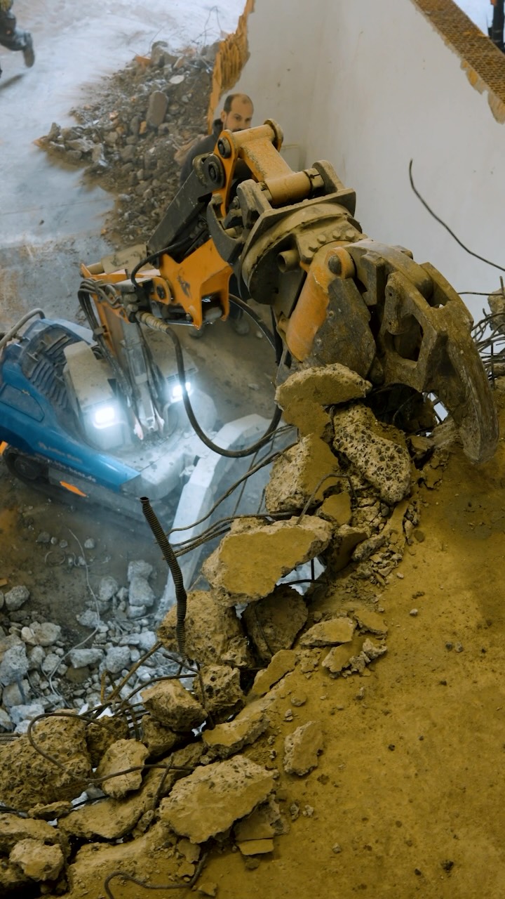 Kontrollierter Rückbau von Stahlbeton 💪
Bei diesem Projekt ging es um den Rückbau einer bestehenden Stahlbetondecke innerhalb einer Halle.
Zunächst wurden die entsprechenden Bereiche der Bestandskonstruktion gezielt getrennt. Anschließend erfolgte der schrittweise Rückbau mit unserem ferngesteuerten Abbruchroboter.
Der Einsatz moderner Technik hat dabei gleich mehrere Vorteile: Unsere Mitarbeiter werden körperlich deutlich entlastet, können mit mehr Abstand zum direkten Abbruchbereich arbeiten und gleichzeitig können wir den Rückbau schneller und effizienter durchführen.
Gerade bei Arbeiten im Bestand kommt es darauf an, kontrolliert und präzise vorzugehen und bestehende Gebäudeteile zu schützen.
#handwerk #bau #bbshaas #betonsägen #betonbohrenundsägen