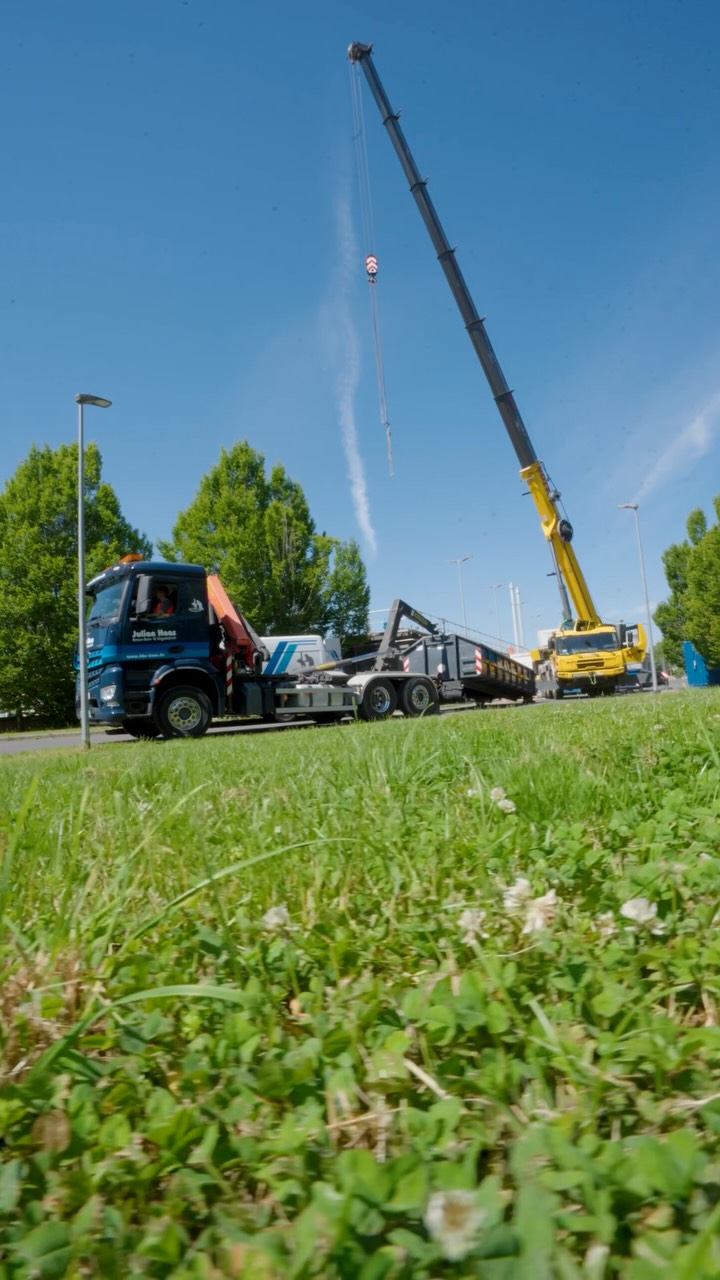 🏗️ 100 Tonnen Beton in 8 Metern Tiefe
Bei unserem aktuellen Projekt im Klärwerk müssen rund 100 Tonnen Betonfilterplatten zurückgebaut werden.
Die besondere Herausforderung: Die Platten befinden sich in rund 8 Metern Tiefe und sind vollständig von Stahlbetonwänden umgeben. Direkt im Behälter werden sie zerkleinert und anschließend Stück für Stück mit dem Autokran herausgehoben.
Nach rund 50 Jahren im Einsatz und dauerhaftem Kontakt mit Klärschlamm sind die alten Filterplatten verschlissen und müssen erneuert werden.
Ein Rückbau, bei dem es auf die richtige Technik und Planung ankommt. 💪
#handwerk #bau #betonbohren #bbshaas #betonsägen