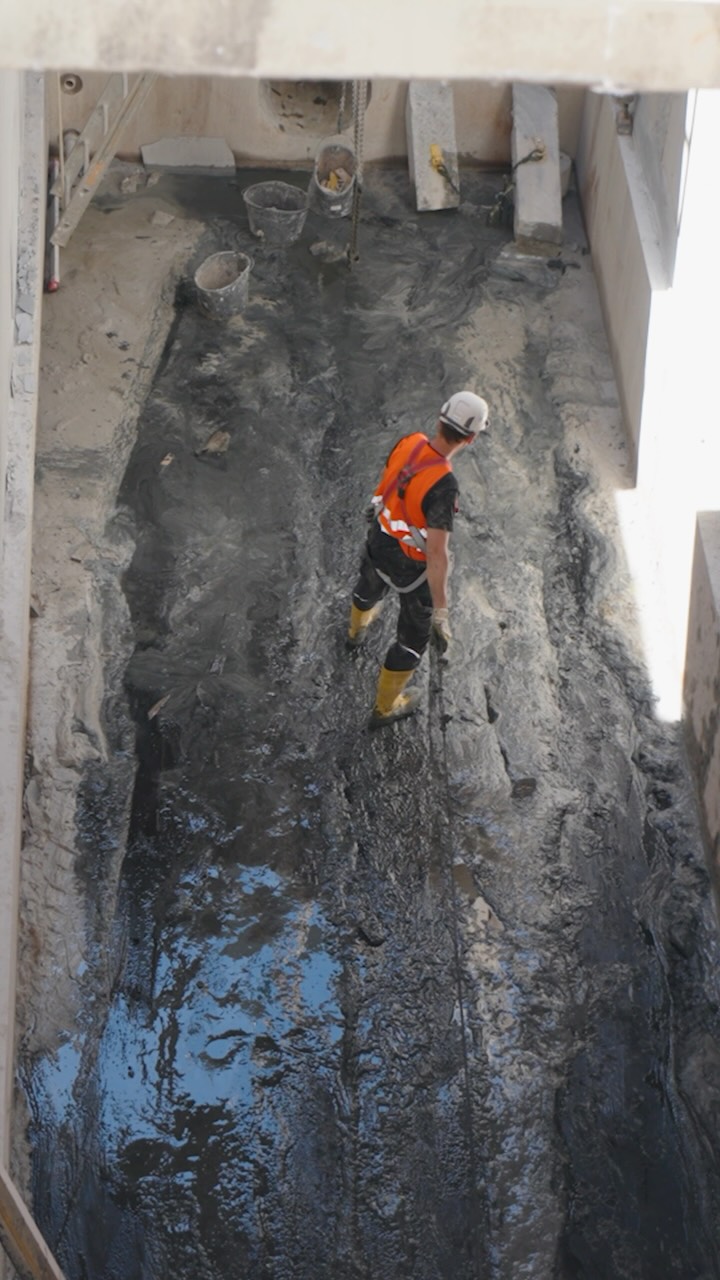 1,5 Tonnen Beton müssen erstmal raus. 🏗️
Bei unserem aktuellen Projekt im Klärwerk geht es weiter mit dem Rückbau der alten Filterplatten.
Die massiven Filterplatten aus Stahlbeton wurden zunächst in einzelne Teilstücke geschnitten. Allein eines dieser herausgeschnittenen Teile bringt rund 1,5 Tonnen auf die Waage. 😳
Um die schweren Betonteile aus dem Filterbereich zu bekommen, kommt unser Autokran zum Einsatz. Über ein Stahlseil und eine Umlenkrolle zieht der Kran die einzelnen Teile zunächst bis zur Öffnung. Dort angekommen, können sie direkt angeschlagen und nach oben aus dem Bauwerk gehoben werden.
So arbeiten wir uns Stück für Stück durch den alten Filterboden. 💪
#handwerk #bau #betonbohren #bbshaas #betonsägen