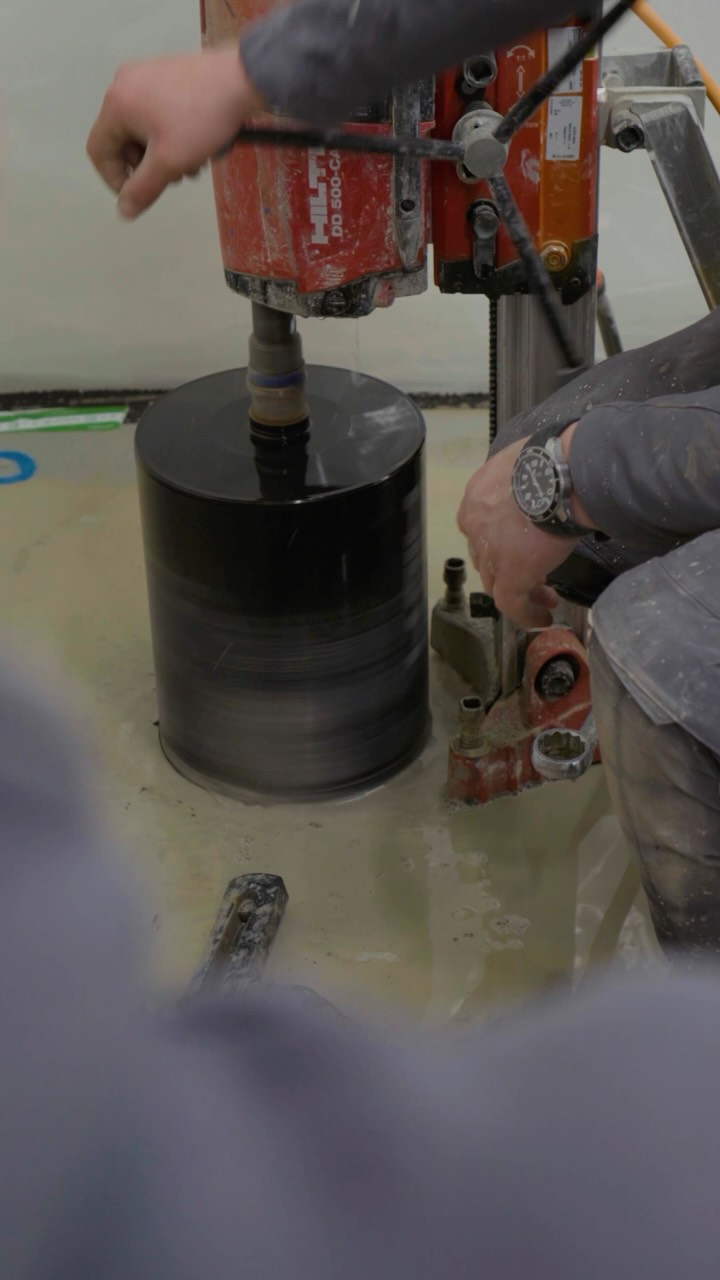 Anfang des Jahres waren wir beim SWR in Mainz im Einsatz. 🏗️
Im Zuge der Umbaumaßnahmen in der Tiefgarage führten wir präzise Kernbohrungen durch und entfernten massive Deckenplatten aus dickem Stahlbeton.
Millimetergenaue Arbeit bei massivem Material. 💪
#handwerk #bau #betonbohren #bbshaas #betonsägen