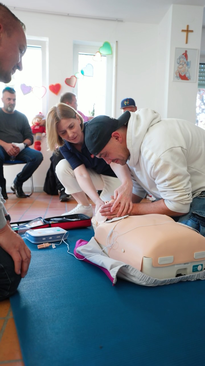 Sicherheit geht vor! 💪⛑️
Heute hat ein Teil unseres Teams an einem Erste Hilfe Kurs bei den Maltesern in Bingen teilgenommen.
Dabei wurden wichtige Grundlagen aufgefrischt und praktische Maßnahmen für den Ernstfall trainiert. Denn gerade im Arbeitsalltag ist es wichtig, im Notfall schnell und richtig handeln zu können.
Vielen Dank an die Malteser in Bingen für den lehrreichen und praxisnahen Kurs! 🙌
#erstehilfe #arbeitssicherheit #malteser #bingen #handwerk